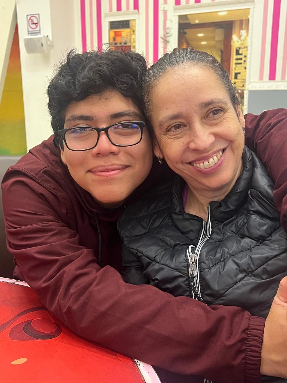 Gustavo Jr. junto a su madre